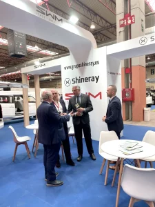 El director general de Transporte de la DGA (Miguel Ángel Ania) con el delegado de Movilidad (Jose Miguel Rodrigo) y el presidente de la asociación española de Nueva Movilidad (Hector Prego) en el stand del Grupo Shineray.